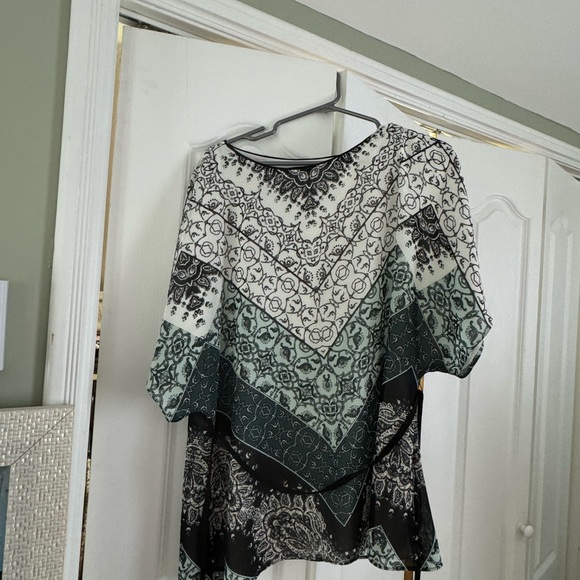 Beautiful top, light weight with nice pattern. - Picture 6 of 7